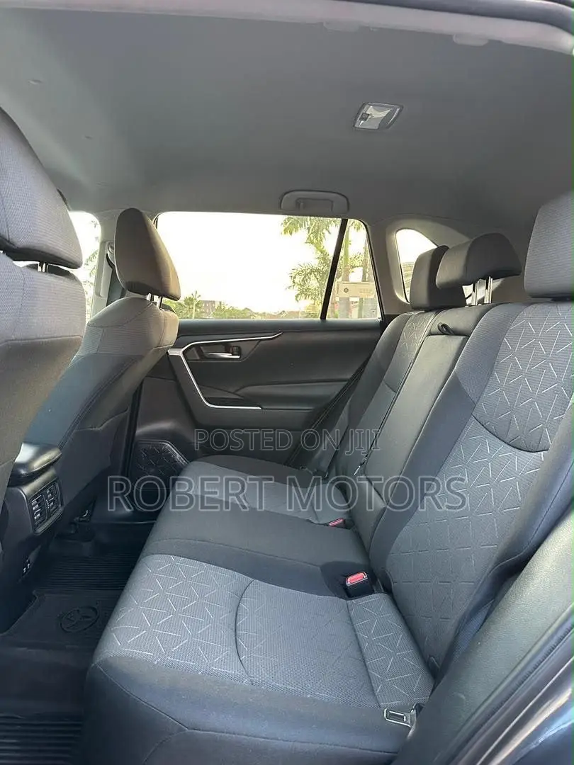 Toyota RAV4 XLE 2021 Gray