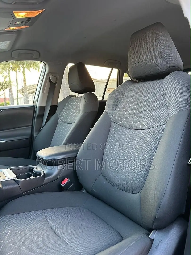 Toyota RAV4 XLE 2021 Gray