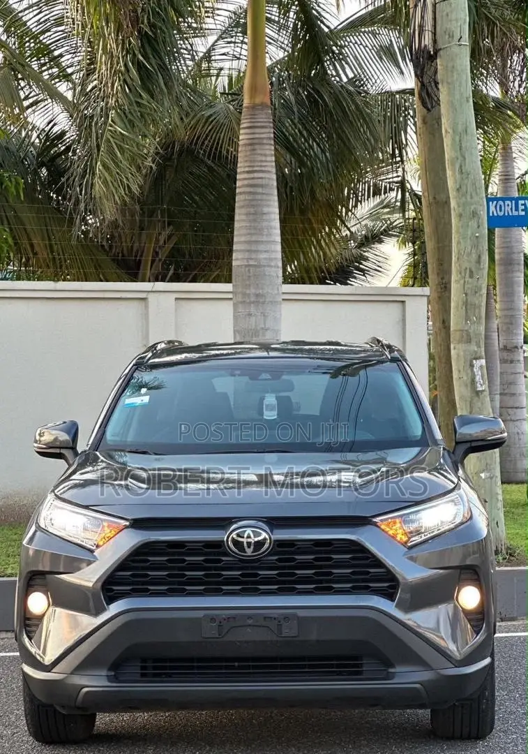 Toyota RAV4 XLE 2021 Gray