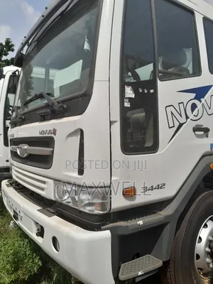 Daewoo Novus Euro II 6x4 Tractor Head