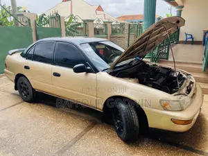 Toyota Corolla 1.6 Sedan 1997 Gold