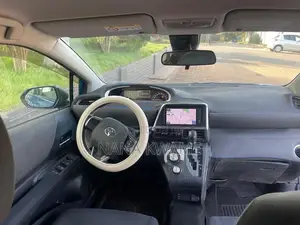 Toyota Sienta 1.5 AWD (6-seater) 2015 Blue