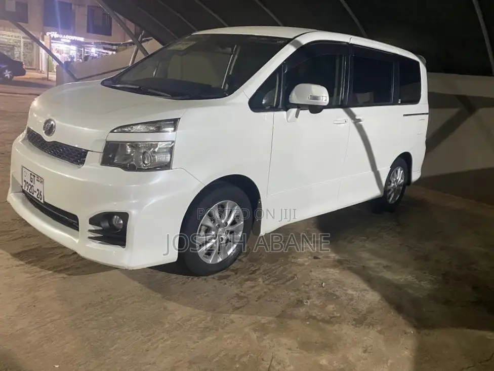 Toyota Voxy V 2WD 7-Seater 2015 White