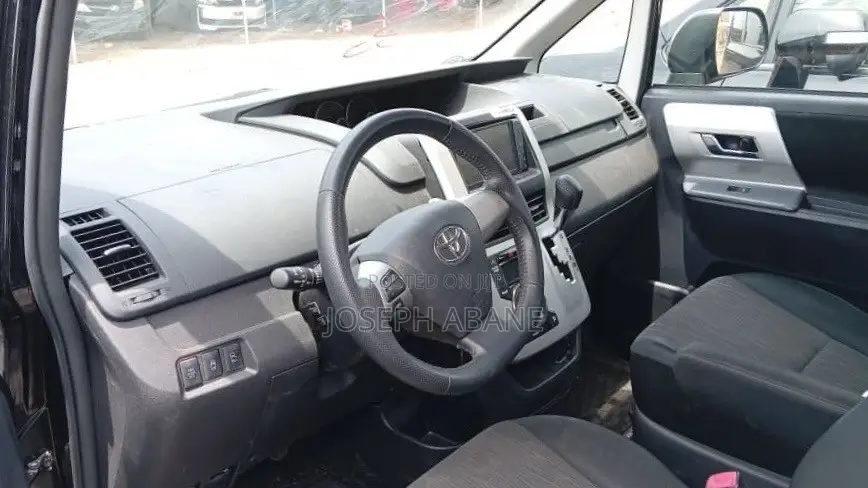 Toyota Voxy V 2WD 7-Seater 2015 White