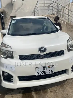Toyota Voxy V 2WD 7-Seater 2015 White