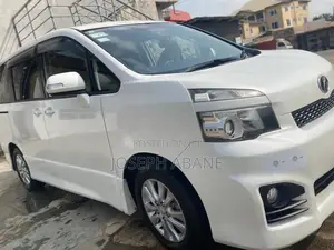 Toyota Voxy V 2WD 7-Seater 2015 White