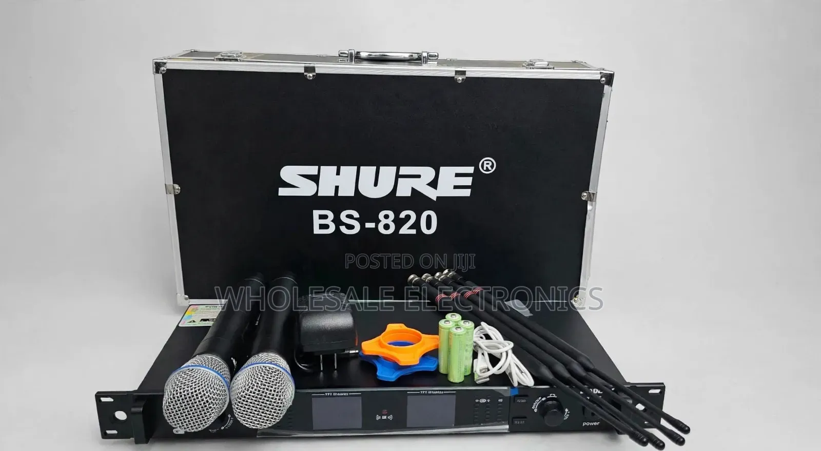 Shure BS-820 Wireless Microphone System With a Flight Case
