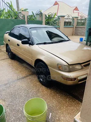 Toyota Corolla 1.6 Sedan 1997 Gold
