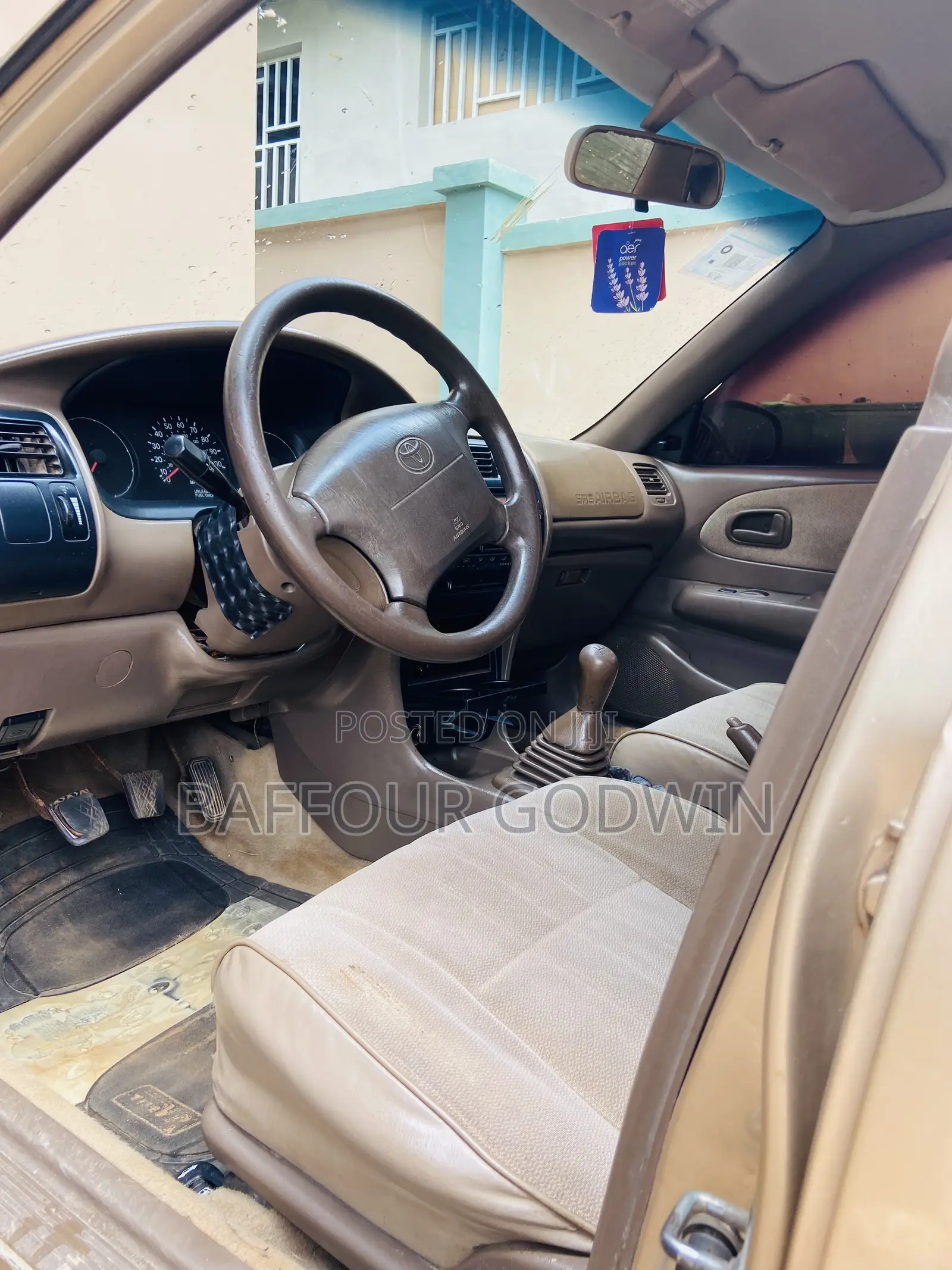 Toyota Corolla 1.6 Sedan 1997 Gold