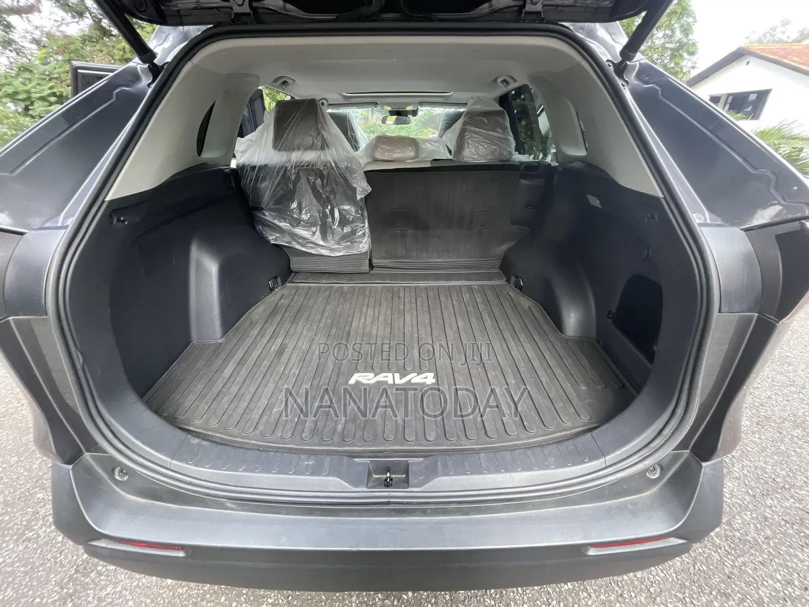 Toyota RAV4 XLE 2021 Gray