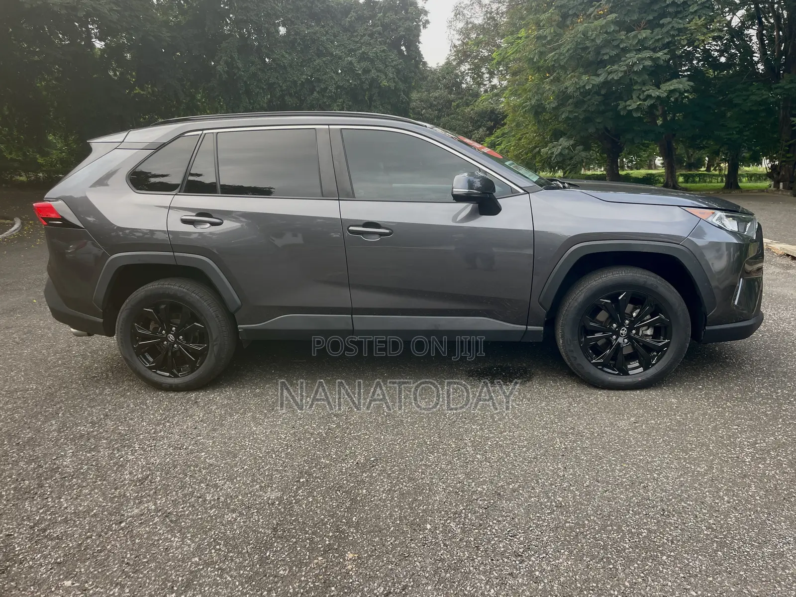 Toyota RAV4 XLE 2021 Gray