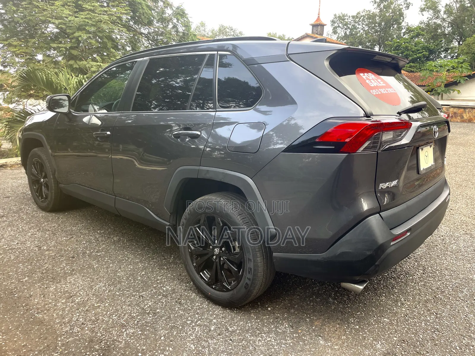 Toyota RAV4 XLE 2021 Gray
