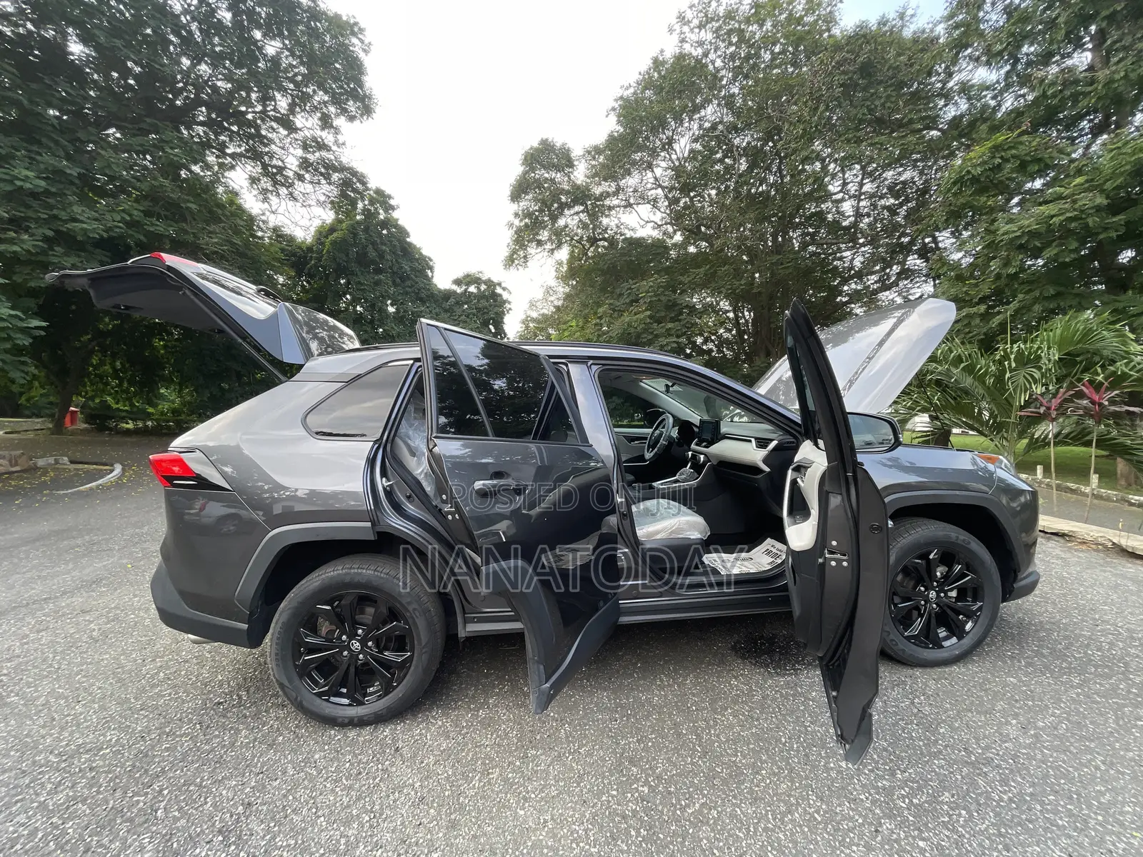 Toyota RAV4 XLE 2021 Gray