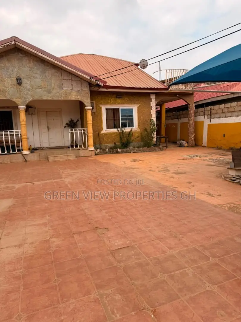 4bdrm House in West Hills Mall Area for sale
