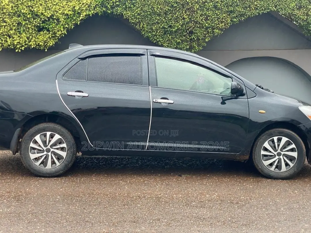 Toyota Vitz 2011 Black