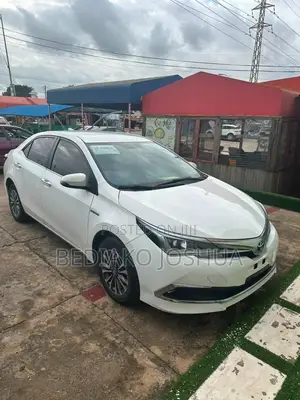 Toyota Corolla SE (1.8L 4cyl 6M) 2018 White