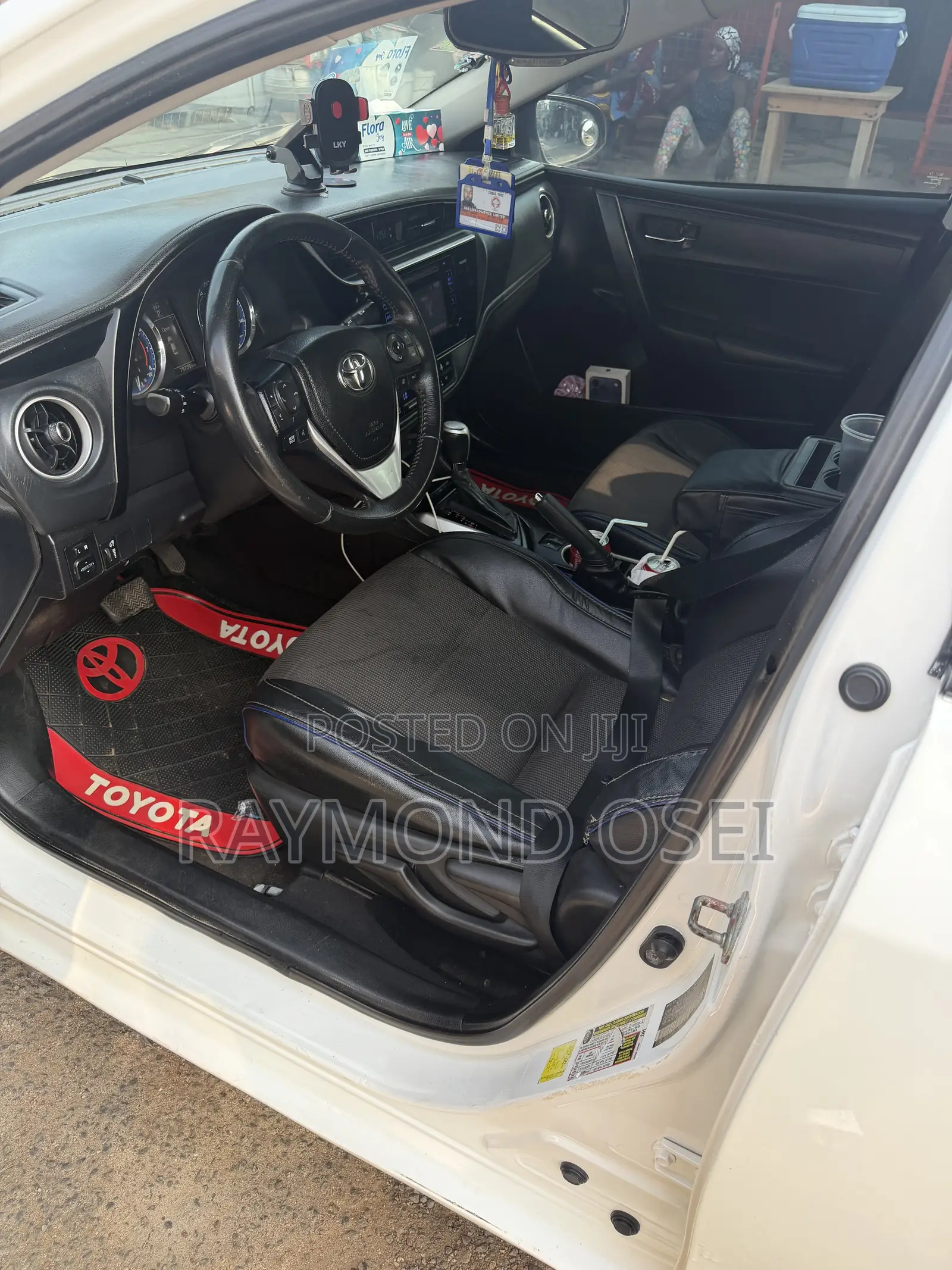 Toyota Corolla SE 4dr Sedan (1.8L 4cyl CVT) 2017 White