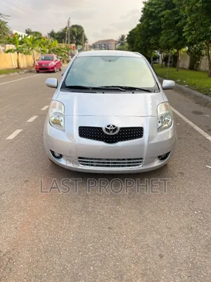 Toyota Vitz 2010 Silver