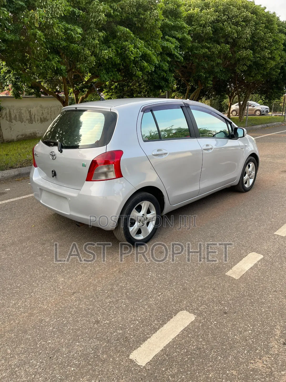 Toyota Vitz 2010 Silver