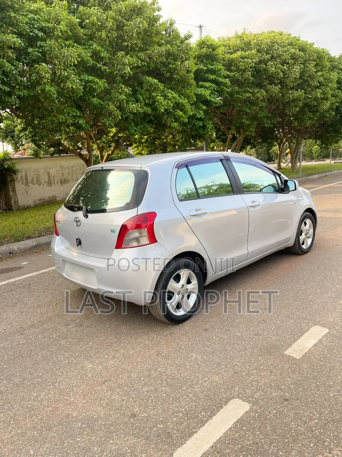 Toyota Vitz 2010 Silver