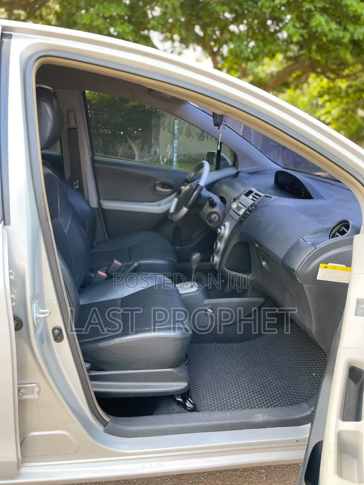 Toyota Vitz 2010 Silver