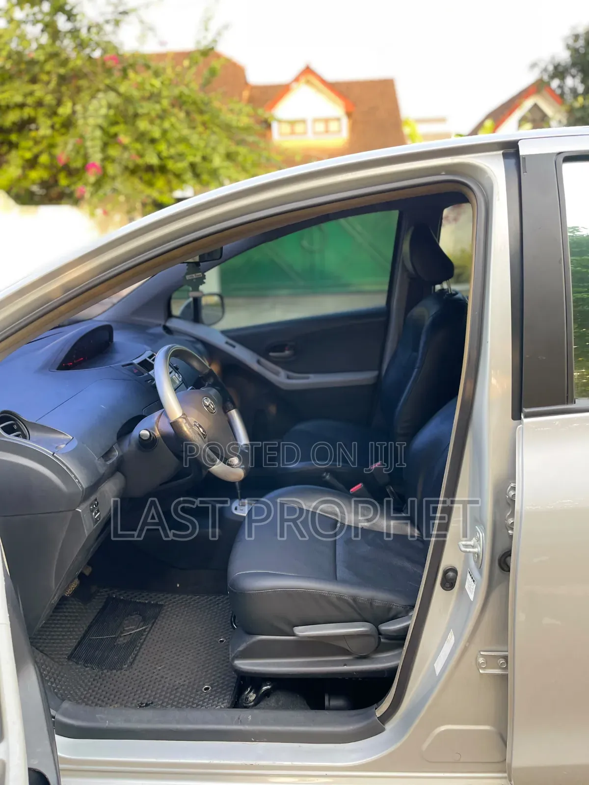 Toyota Vitz 2010 Silver