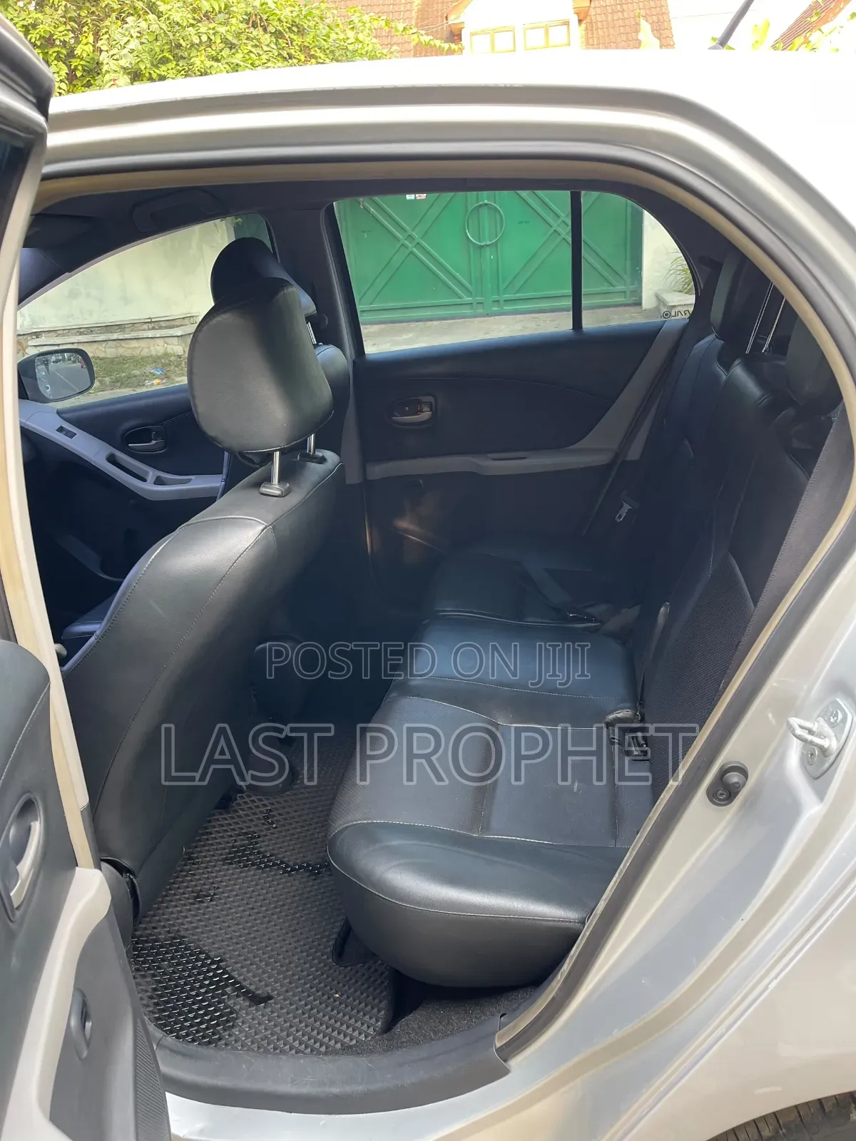 Toyota Vitz 2010 Silver