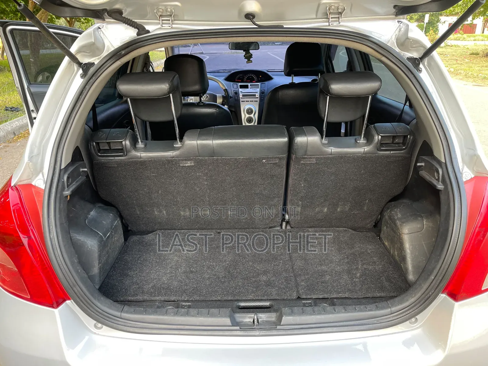 Toyota Vitz 2010 Silver