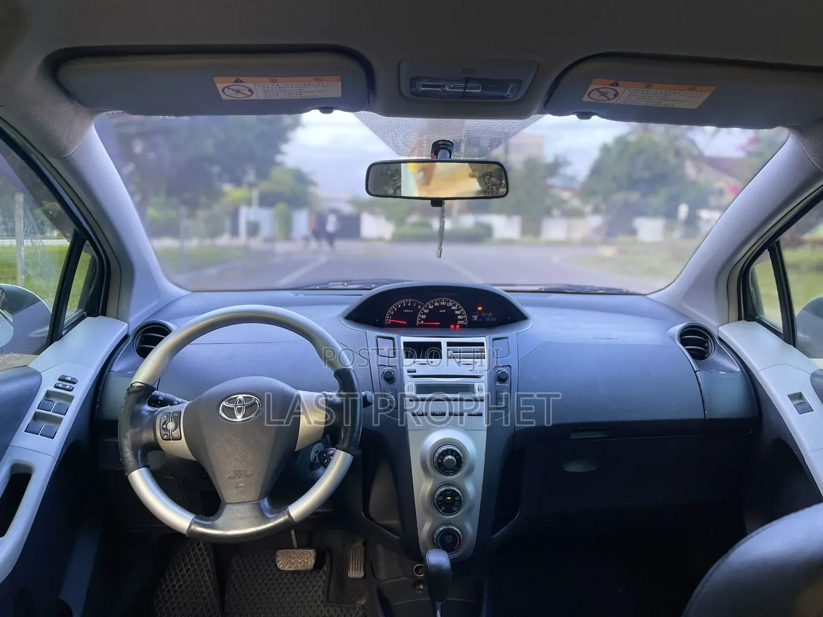 Toyota Vitz 2010 Silver