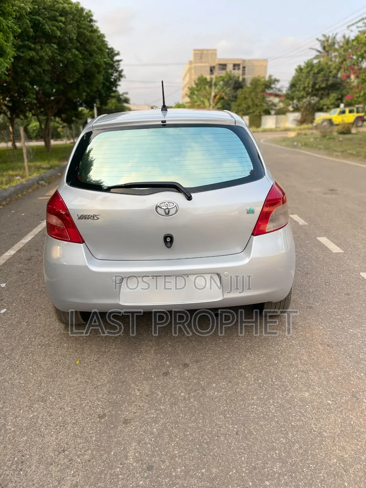 Toyota Vitz 2010 Silver