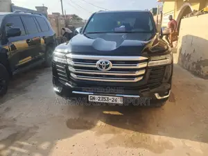 Toyota Land Cruiser LC300 2024 Black