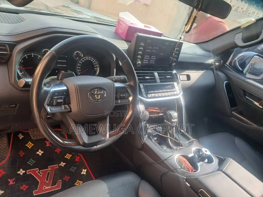 Toyota Land Cruiser LC300 2024 Black