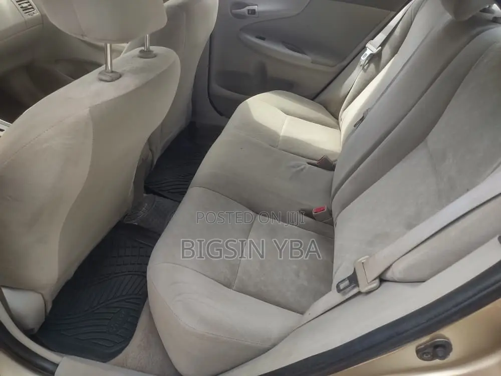 Toyota Corolla LE 4dr Sedan (1.8L 4cyl 4A) 2010 Gold