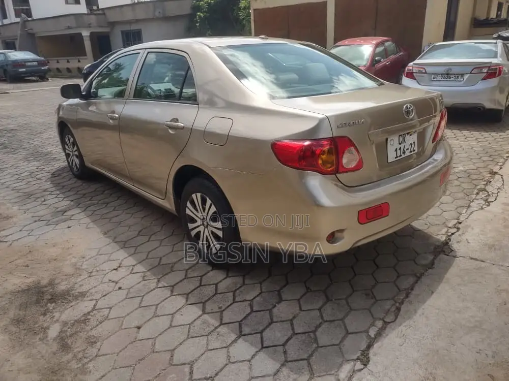 Toyota Corolla LE 4dr Sedan (1.8L 4cyl 4A) 2010 Gold
