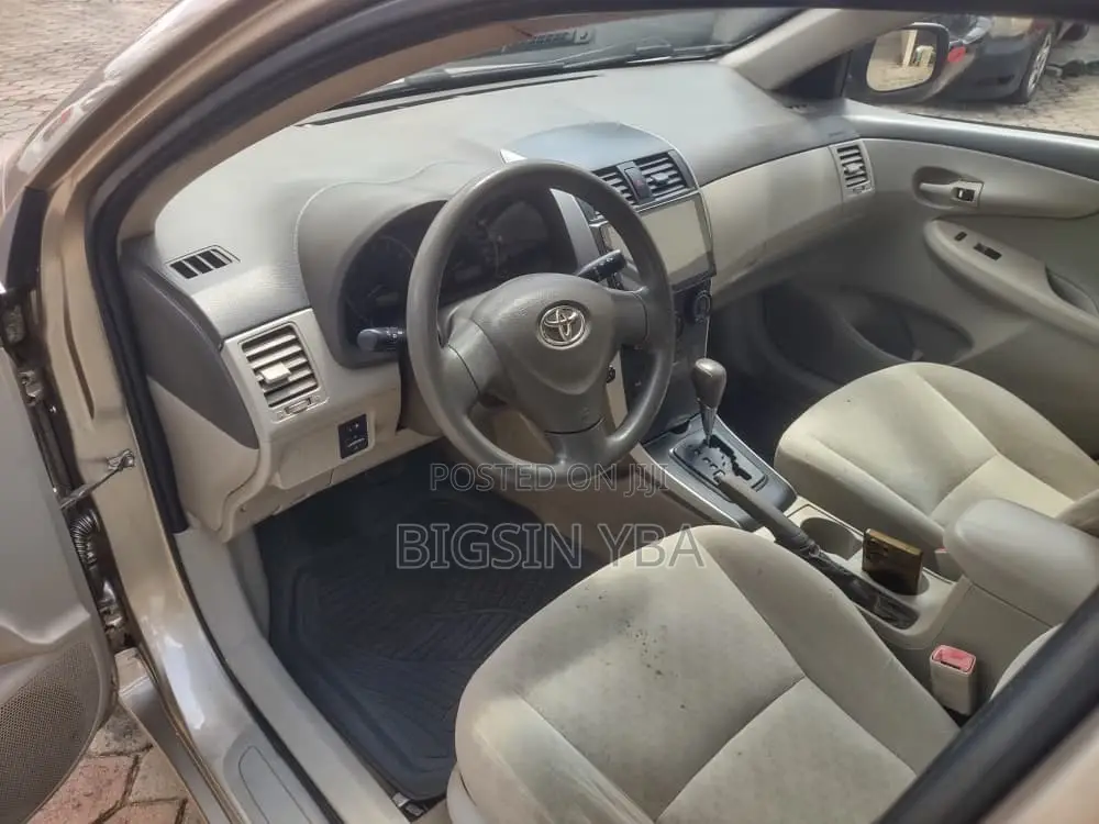 Toyota Corolla LE 4dr Sedan (1.8L 4cyl 4A) 2010 Gold