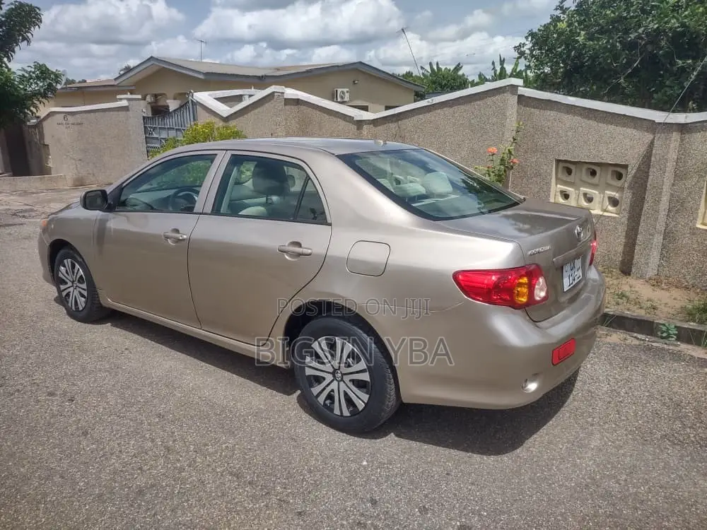Toyota Corolla LE 4dr Sedan (1.8L 4cyl 4A) 2010 Gold