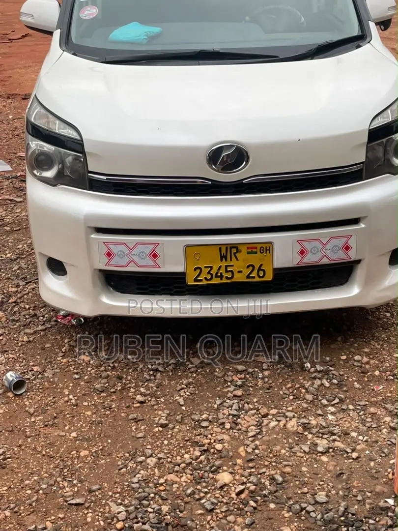 Toyota Voxy 2010 White