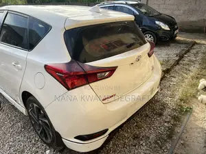 Toyota Corolla SE Special Edition 4dr Sedan (1.8L 4cyl CVT) 2017 White