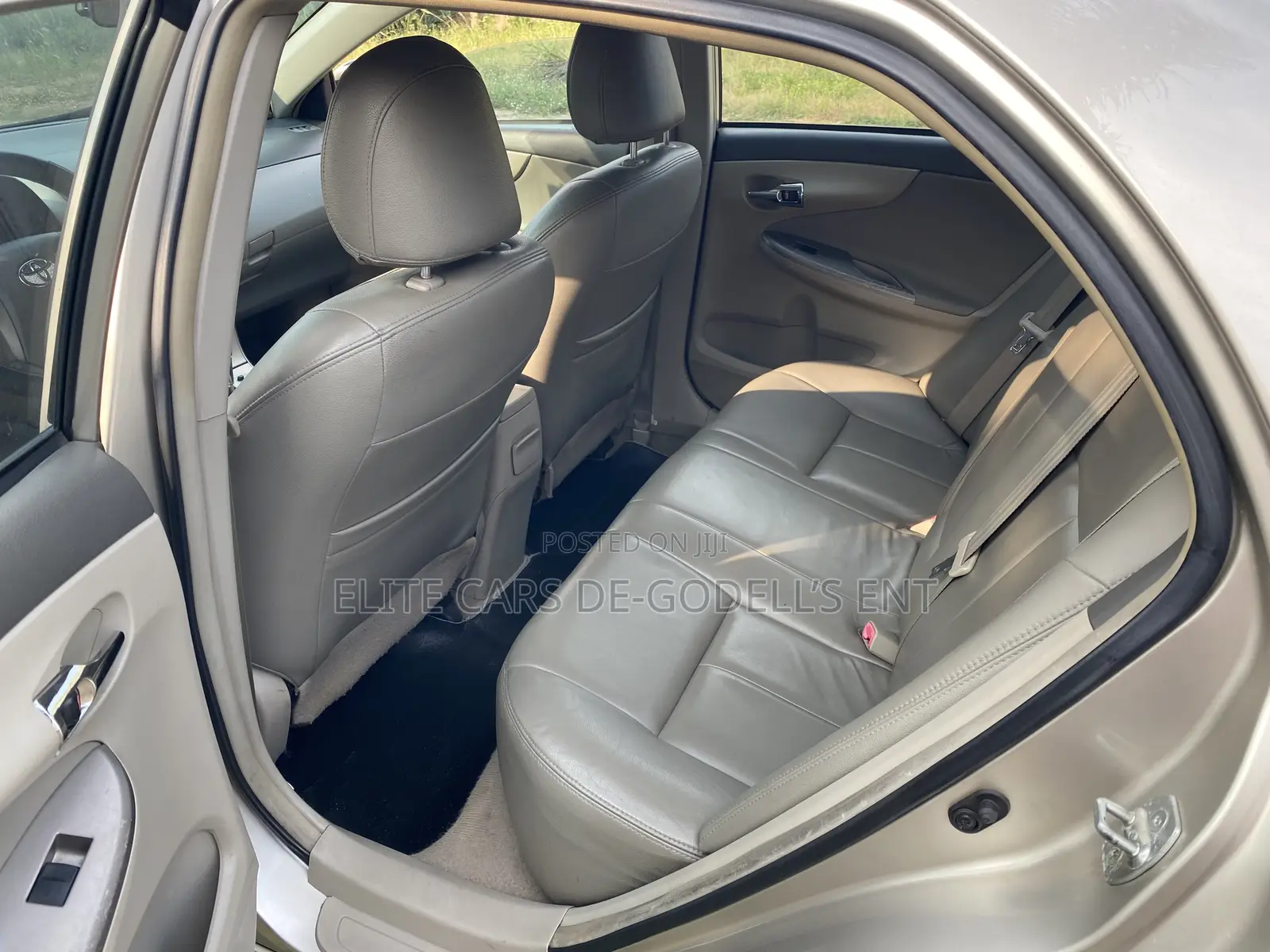 Toyota Corolla LE 4dr Sedan (1.8L 4cyl 4A) 2011 Gold