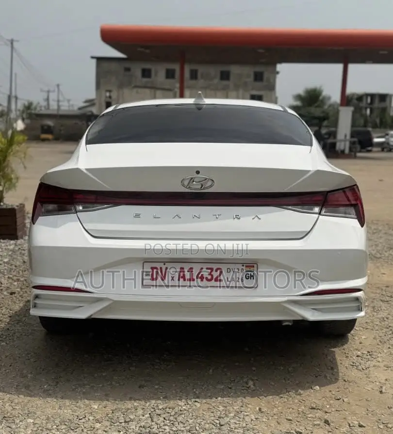 Hyundai Elantra Limited 2021 White