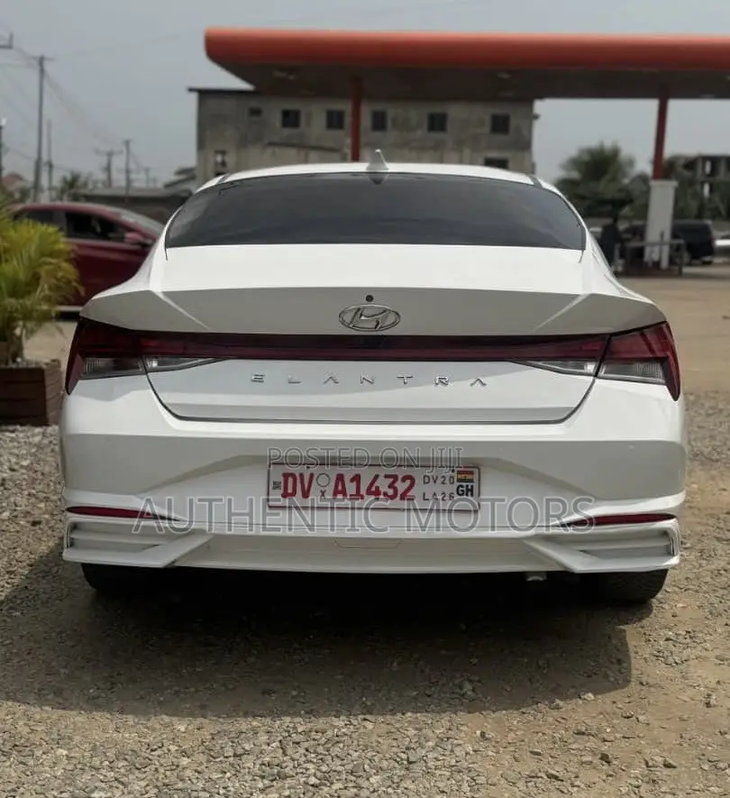 Hyundai Elantra Limited 2021 White