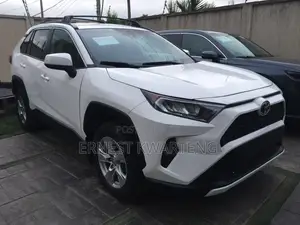 Toyota RAV4 LE 2021 White