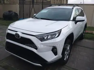 Toyota RAV4 LE 2021 White