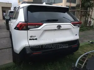Toyota RAV4 LE 2021 White