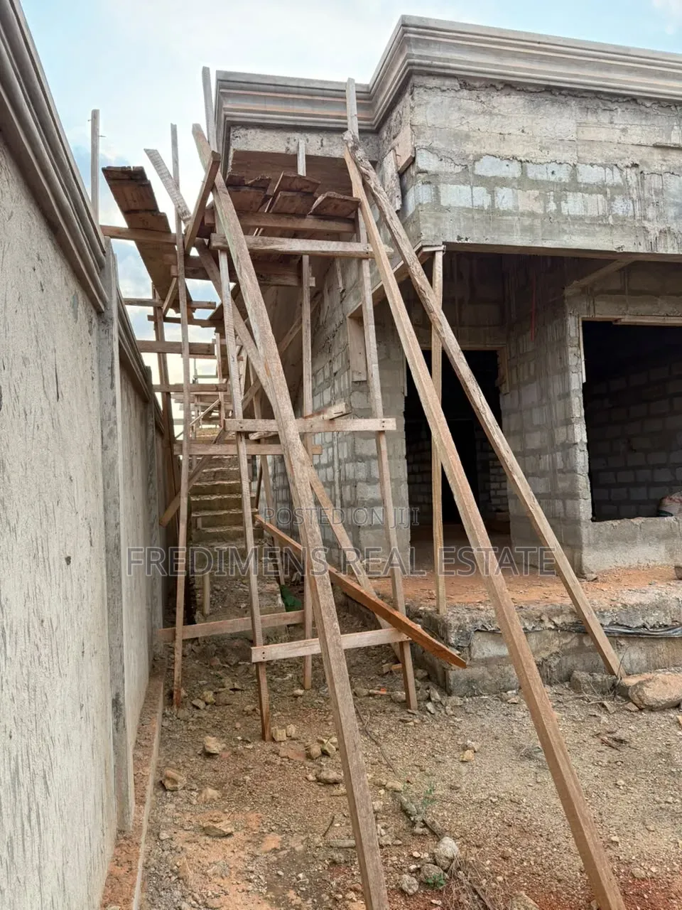 3bdrm House in Fredimens Real, Atwima Kwanwoma for sale