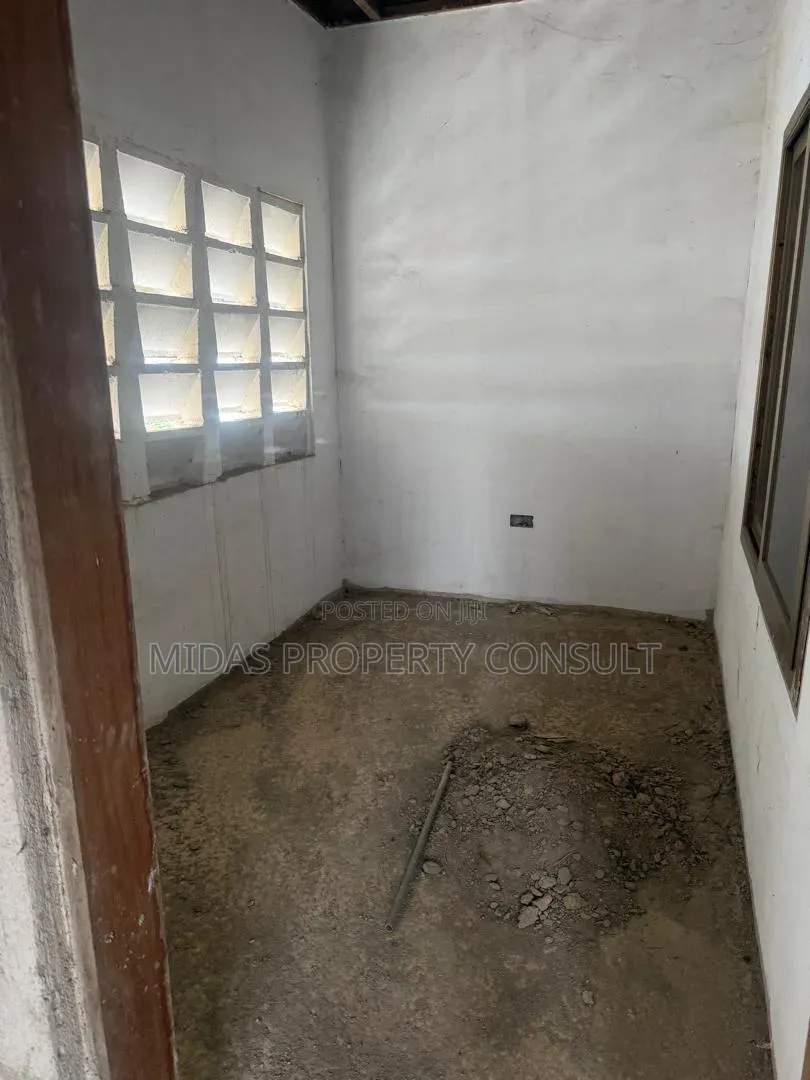 12bdrm Apartment in London Hills, Ofankor for sale