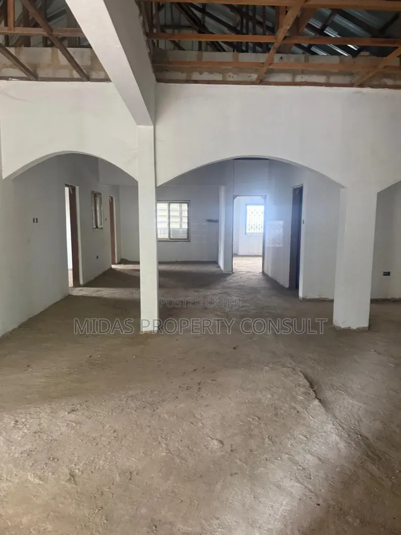 12bdrm Apartment in London Hills, Ofankor for sale