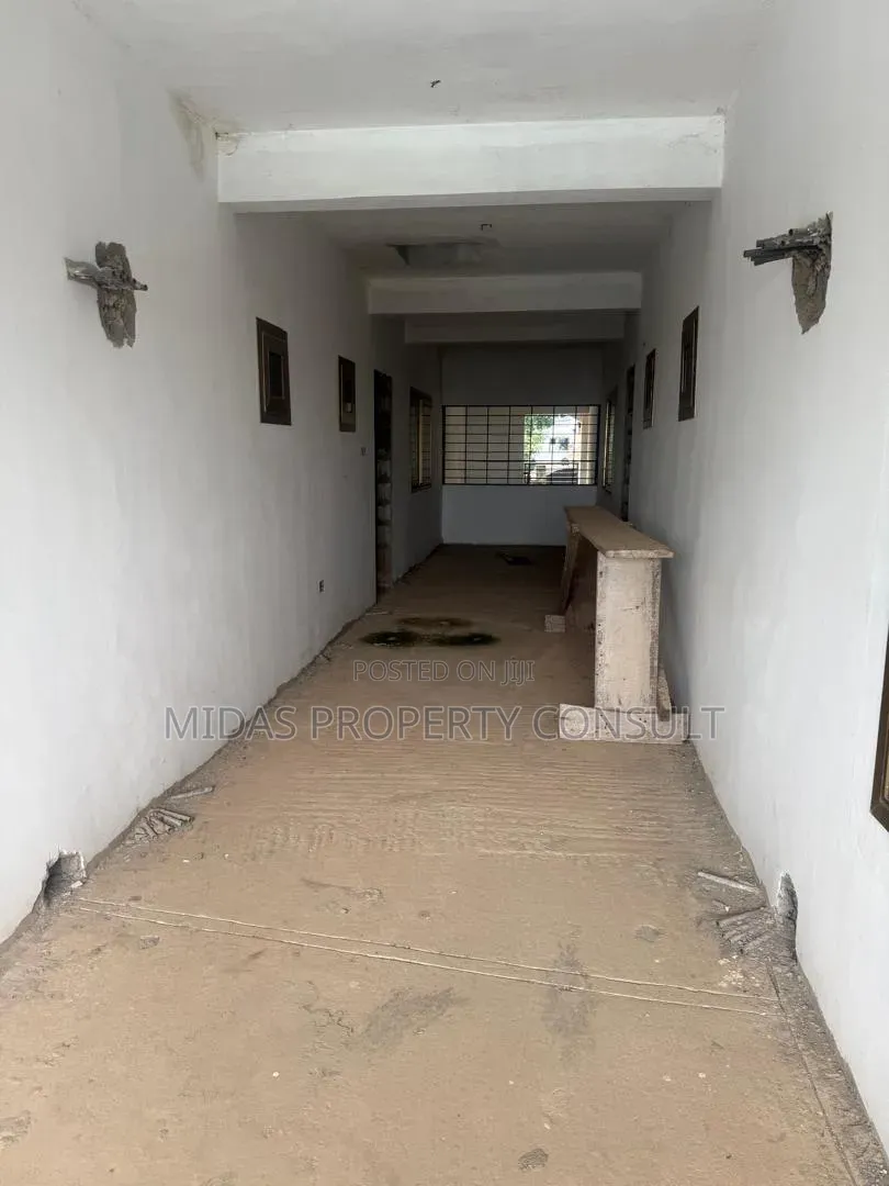 12bdrm Apartment in London Hills, Ofankor for sale