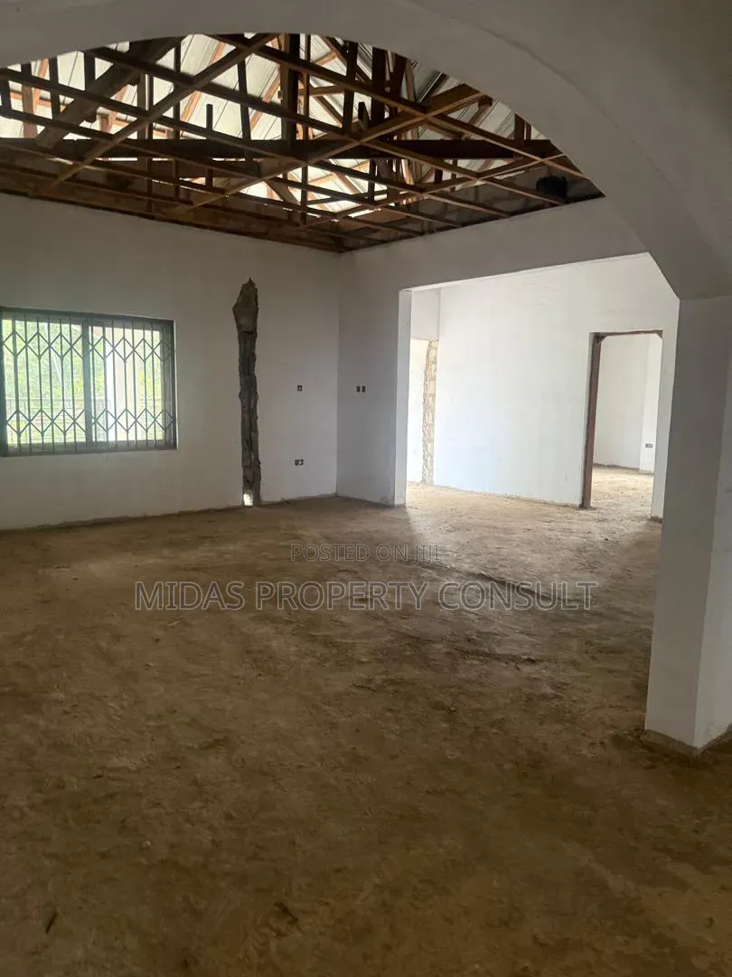 12bdrm Apartment in London Hills, Ofankor for sale