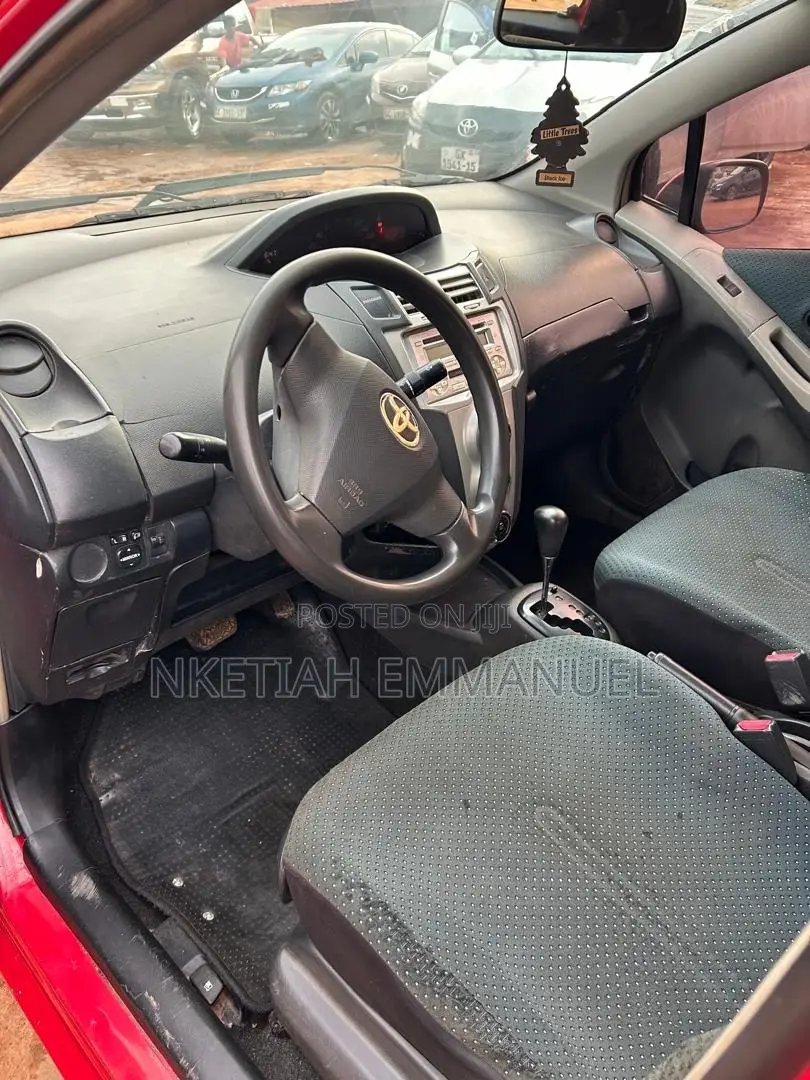 Toyota Vitz 1.3 FWD 5dr 2010 Red